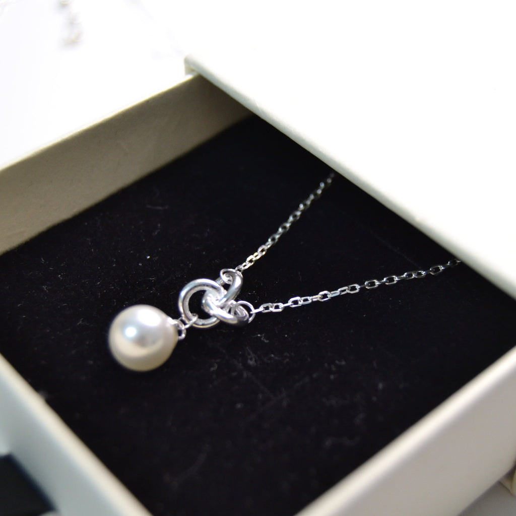 Knot Pearl Pendant Necklace