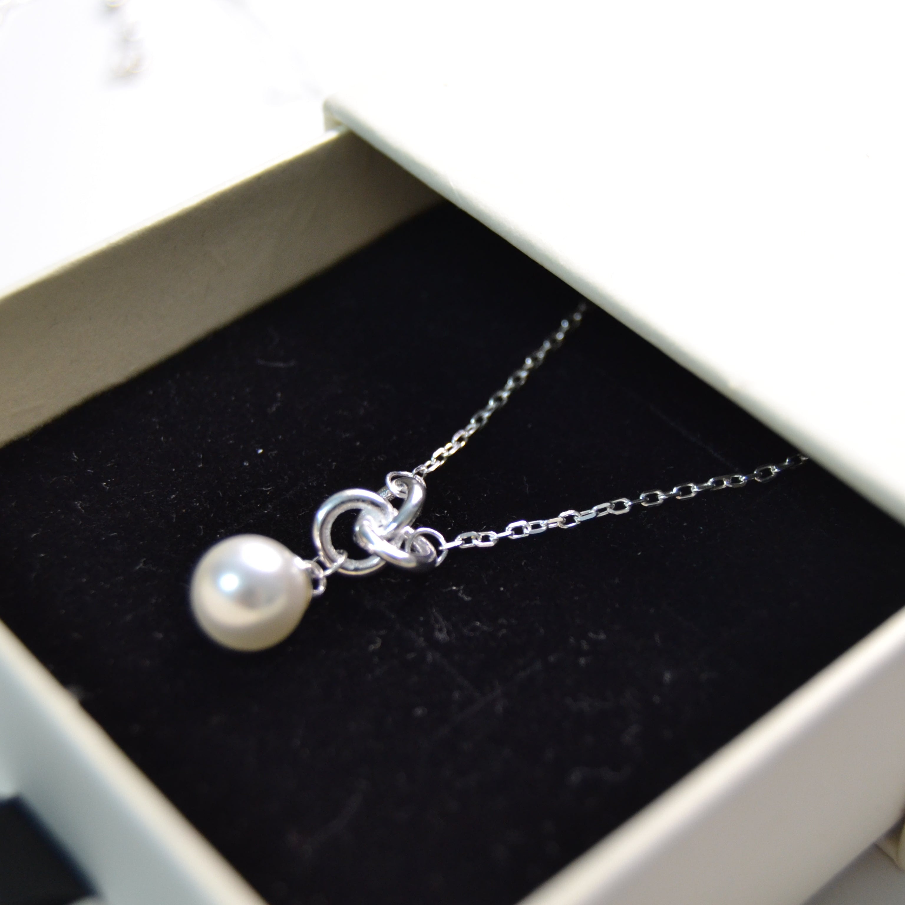 Knot Pearl Pendant Necklace