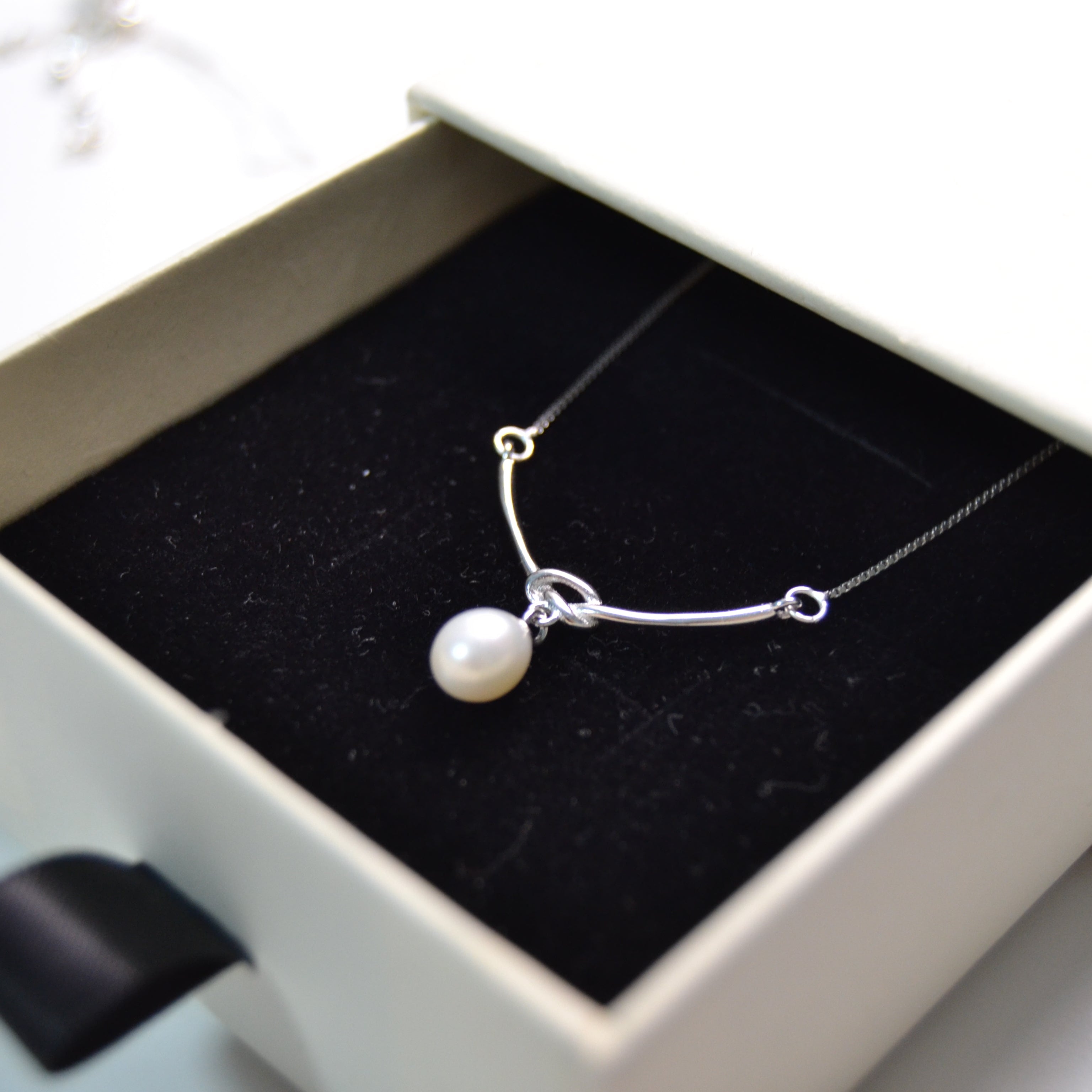 Elara Curve Pearl Necklace