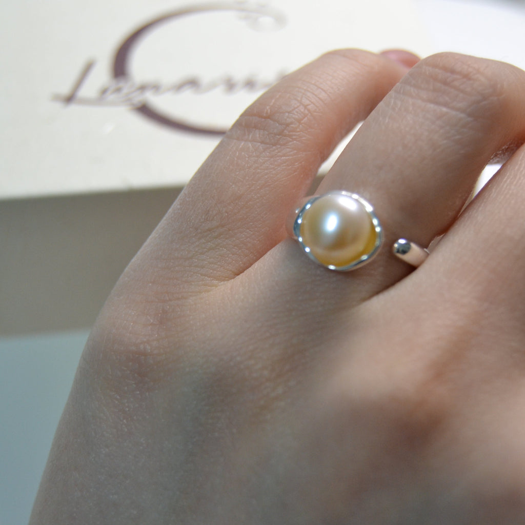 Luna Classic Pearl Ring
