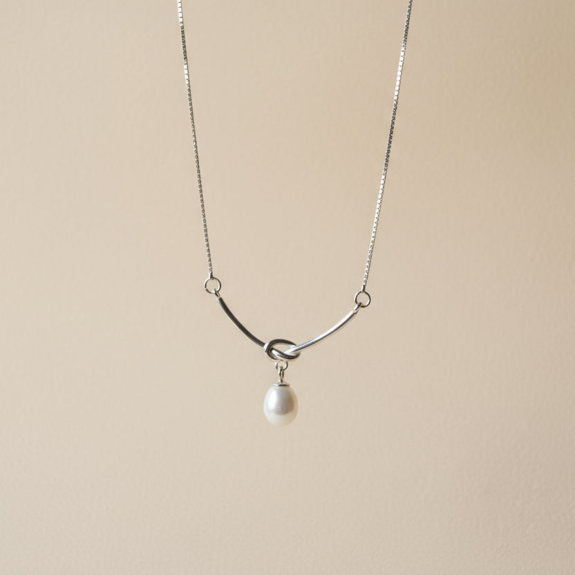 Elara Curve Pearl Necklace