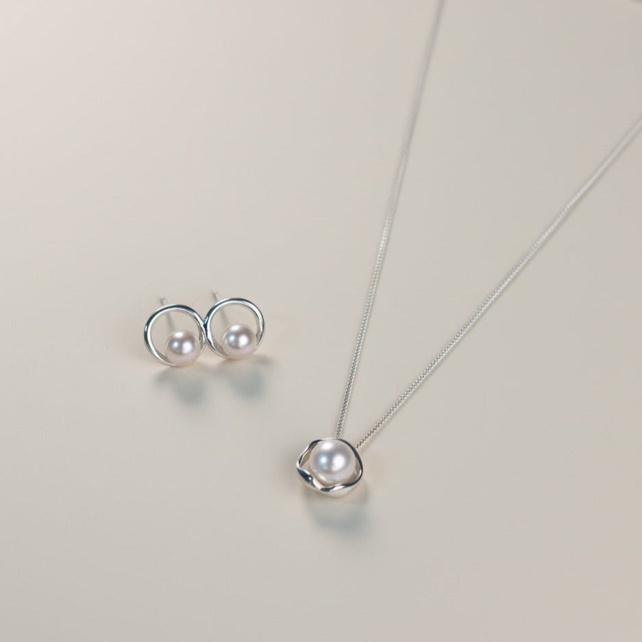 Luna Pearl Pendant Necklace