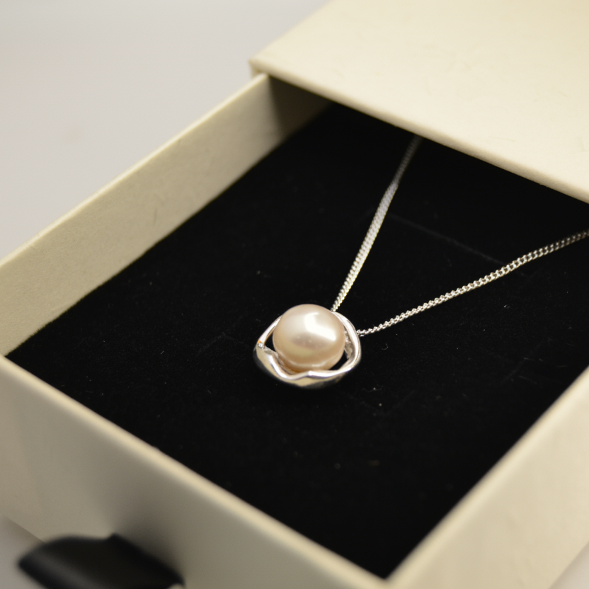 Luna Pearl Pendant Necklace
