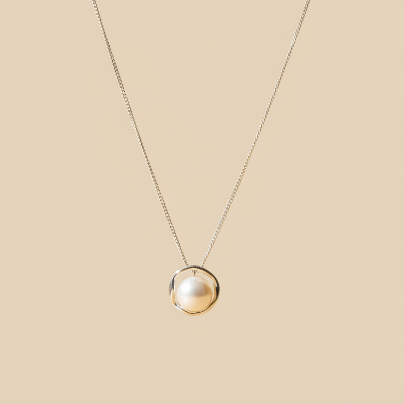 Luna Pearl Pendant Necklace