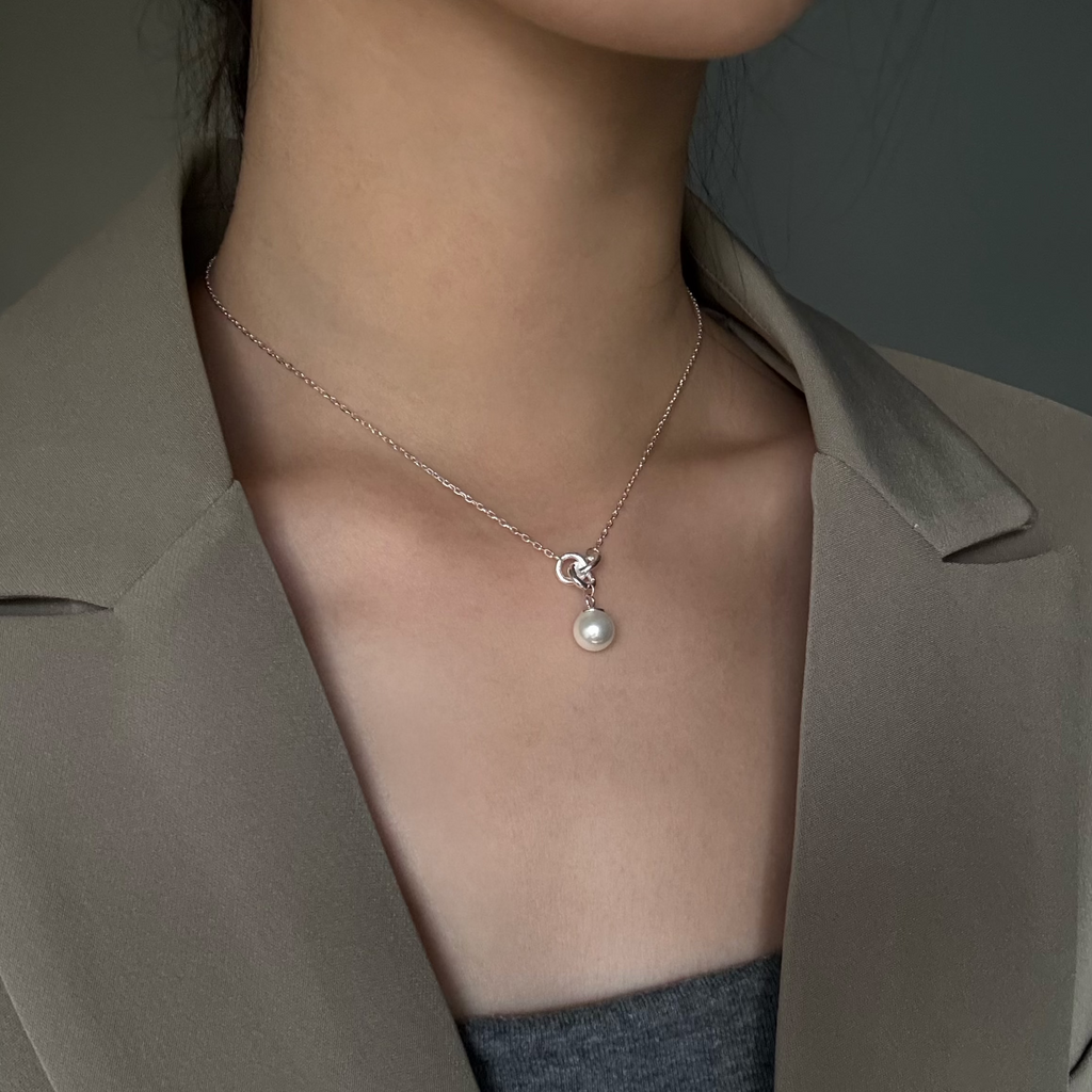 Knot Pearl Pendant Necklace