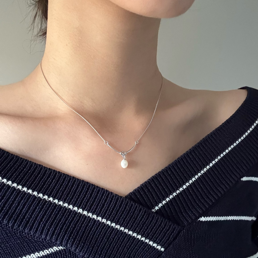 Elara Curve Pearl Necklace