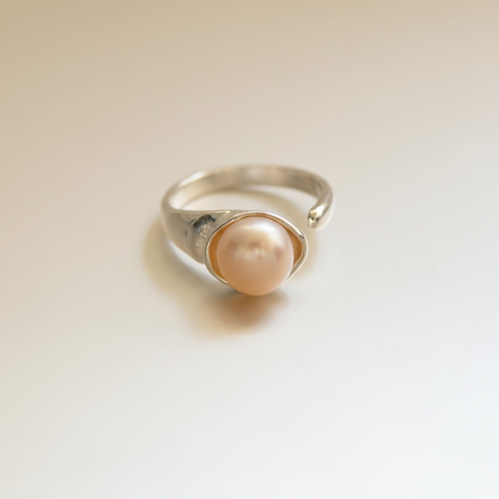 Luna Classic Pearl Ring